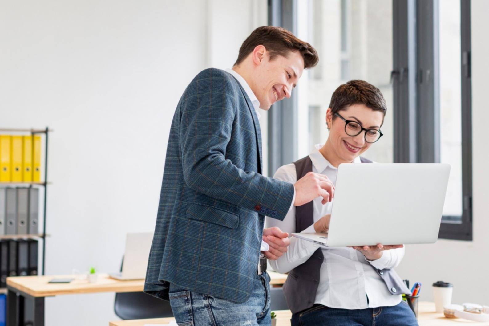 Finanzanalyse Arbeitsplatz mit Dokumenten